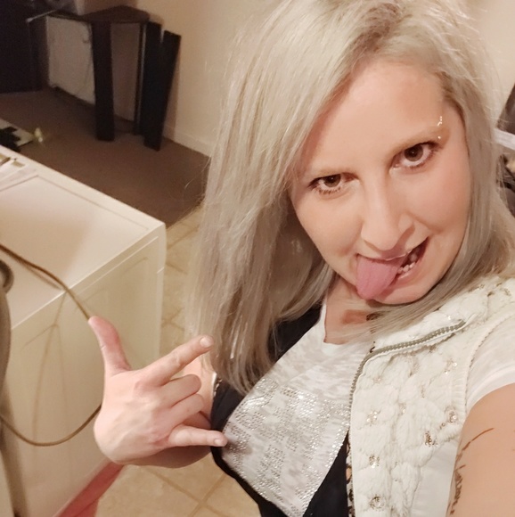 Meet your Posher, Caroline - Picture 1 of 1